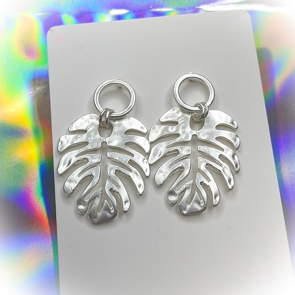 💕Beautiful Silver Tone Plantain Leaf Fashion Earrings💕 - Picture 1 of 5